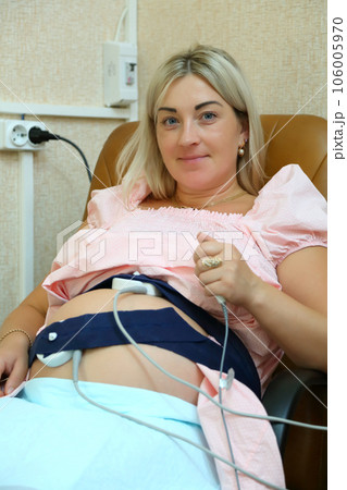 A fetal cardiac monitoring device for pregnant women. Pregnancy cardiac monitoring. STV test. Fetal cardiac monitor in pregnant women. Fetal cardiography. A fetal cardiac monitoring device for pregnant women. Pregnancy cardiac monitoring. STV test. Fetal cardiac monitor in pregnant women. Fetal cardiography. 106005970