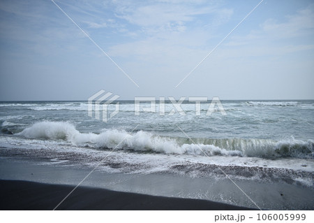台風が過ぎ去った翌日の湘南、七里ヶ浜 106005999