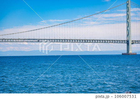 【明石海峡大橋を海上から撮影】本州と淡路島を結ぶ世界的な吊り橋である明石海峡大橋 106007531