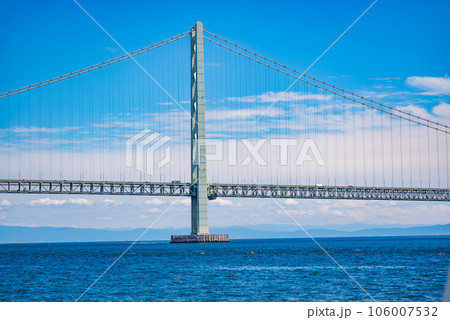 【明石海峡大橋を海上から撮影】本州と淡路島を結ぶ世界的な吊り橋である明石海峡大橋 106007532