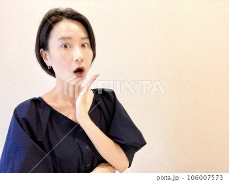 口を開けて驚く女性 106007573