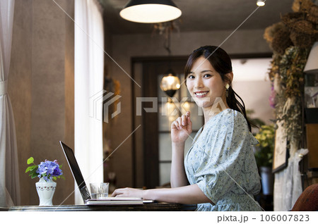 カフェで仕事をする若い女性 カメラ目線 カフェで仕事をする若い女性 カメラ目線 106007823
