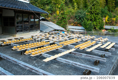 小鹿田焼　天日干し｜窯入れ前、整然と並ぶ素焼きの釉掛け姿が美しく見とれます 106007839