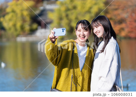 女子旅で記念撮影をする女性二人 106008031