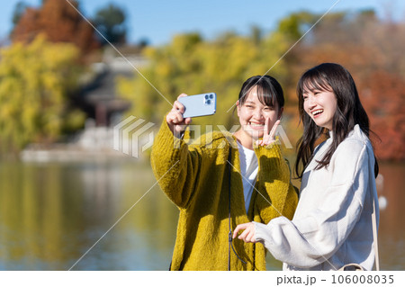 女子旅で記念撮影をする女性 106008035