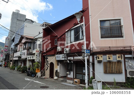 熱海市のレトロな町並み（静岡県熱海市中央町） 106008358