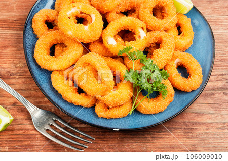 Frying delicious rings of squid Frying delicious rings of squid 106009010