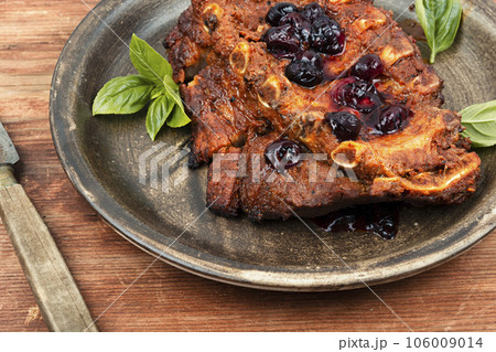 Pork ribs grilled with BBQ sauce 106009014