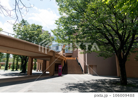 東京外国語大学 研究講義棟の入口 夏の青空 東京都府中市 東京外国語大学 研究講義棟の入口 夏の青空 東京都府中市 106009488