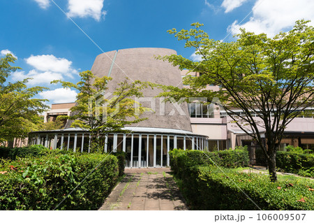 東京外国語大学　特徴的なデザインの建物　生協　夏の青空　東京都府中市 106009507