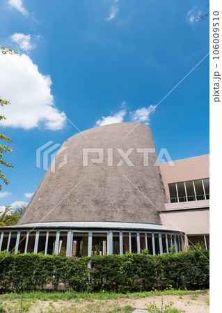東京外国語大学　特徴的なデザインの建物　ギャラリー　夏の青空　東京都府中市 106009510