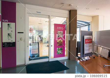 東京外国語大学　食堂　さぼおるの入口　夏の青空　東京都府中市 106009515