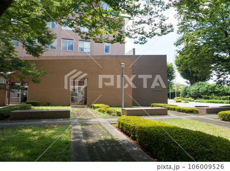 東京外国語大学 北西入口付近の事務局・本部管理棟 夏の快晴 東京都府中市 東京外国語大学 北西入口付近の事務局・本部管理棟 夏の快晴 東京都府中市 106009526
