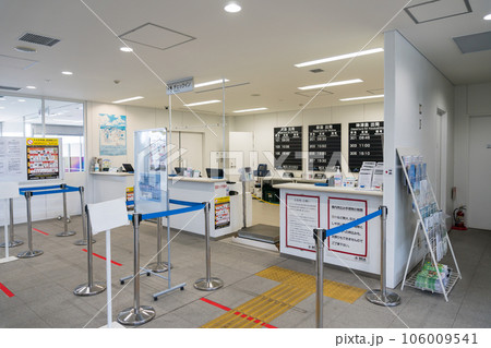 調布飛行場　チェックインカウンター　夏の青空　東京都調布市 106009541