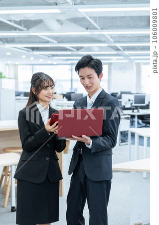 パソコンで仕事する新人ビジネスマン男女 106009801
