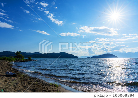 真夏の太陽と逆光の中の琵琶湖 106009894