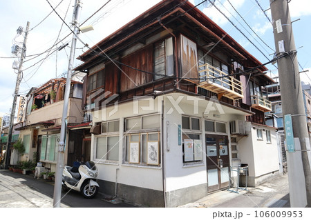 熱海市のレトロな町並み（静岡県熱海市中央町） 106009953