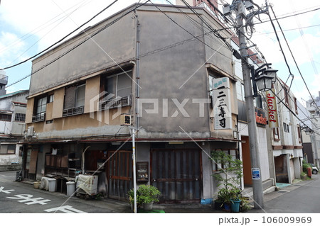 熱海市のレトロな町並み（静岡県熱海市中央町） 106009969
