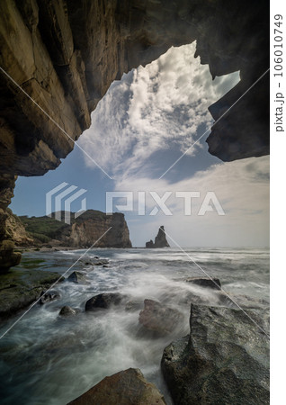 千葉県御宿町　荒波の大波月海岸 106010749