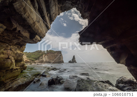 千葉県御宿町　荒波の大波月海岸 106010751