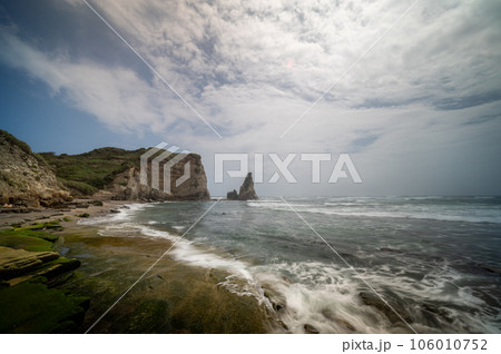 千葉県御宿町　荒波の大波月海岸 106010752