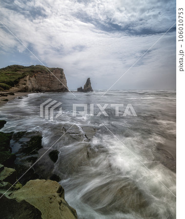 千葉県御宿町　荒波の大波月海岸 106010753