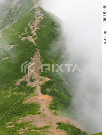 雲湧く稜線の登山道 106010840