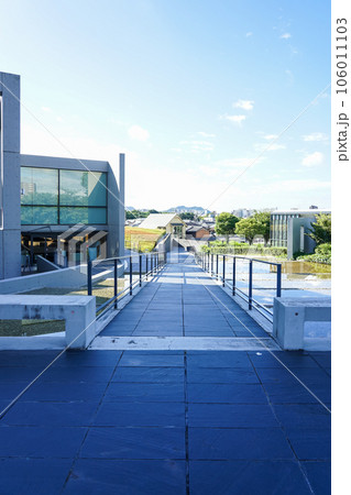 晴れ渡った夏の朝 姫路文学館(兵庫県姫路市) 晴れ渡った夏の朝 姫路文学館(兵庫県姫路市) 106011103