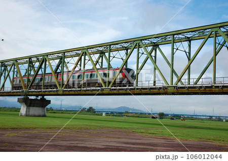 鉄橋を渡る電車 106012044
