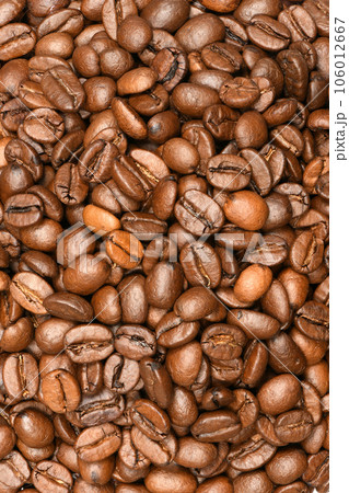Roasted coffee beans background top view 106012667