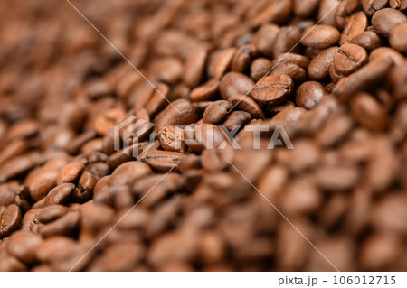 Roasted coffee beans background 106012715