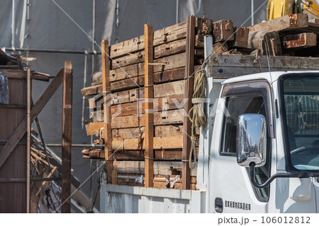 木造解体の廃木材を回収するトラック 木造解体の廃木材を回収するトラック 106012812