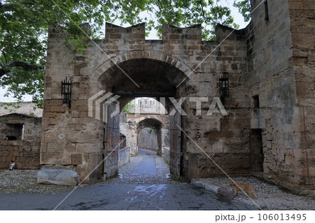 ロドス島・アンボワーズ門への道 106013495