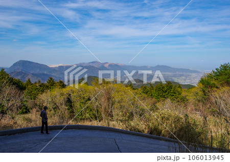福岡県の低山大坂山登山道からの展望と人物 福岡県の低山大坂山登山道からの展望と人物 106013945