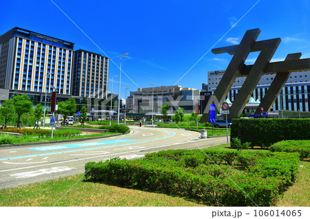 【石川県】晴天の金沢駅西口 106014065