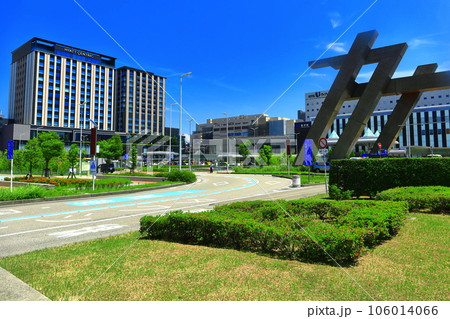 【石川県】晴天の金沢駅西口 106014066