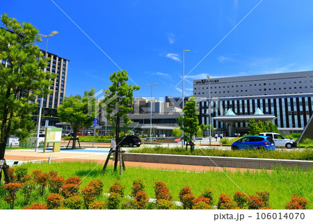 【石川県】晴天の金沢駅西口 106014070