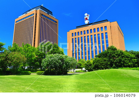 【石川県】快晴の石川県庁舎と石川県警察本部 106014079