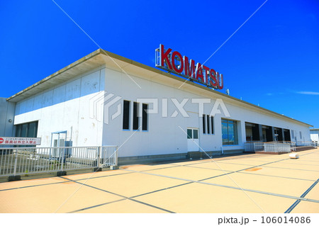 【石川県】晴天の小松空港の送迎デッキ 【石川県】晴天の小松空港の送迎デッキ 106014086