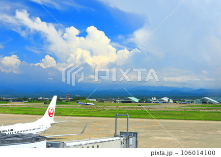 【石川県】晴天の小松空港と小松基地 106014100
