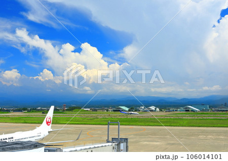 【石川県】晴天の小松空港と小松基地 【石川県】晴天の小松空港と小松基地 106014101