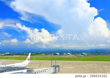 【石川県】晴天の小松空港と小松基地 【石川県】晴天の小松空港と小松基地 106014102