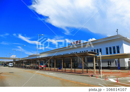 【石川県】晴天の小松空港ターミナルビル 106014107