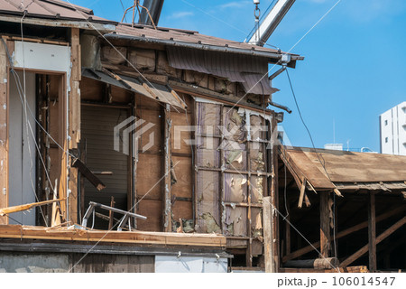 解体工事の散水で濡れた木造家屋 106014547