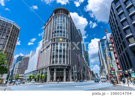 日本の東京都市景観　夏空が広がる「三越前駅」前。日本橋三越などを望む＝8月10日 106014704