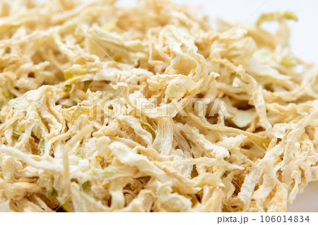 切り干し大根。戻す前の乾燥した状態のアップ。 切り干し大根。戻す前の乾燥した状態のアップ。 106014834