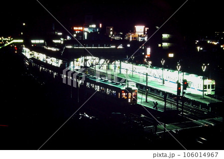 昭和57年1月の小田急相模大野駅夜景、1番線は急行分割後の4000形5両、江ノ島線の各停になります 昭和57年1月の小田急相模大野駅夜景、1番線は急行分割後の4000形5両、江ノ島線の各停になります 106014967