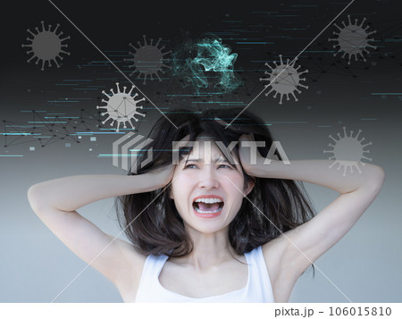 髪を振り乱して叫ぶ若い女性 DXイメージ 細菌 バイキン ウィルス 106015810