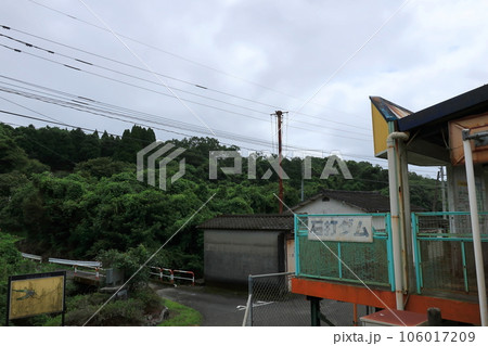 曇り空のJR九州あまくさみすみ線の風景(2022年) 106017209