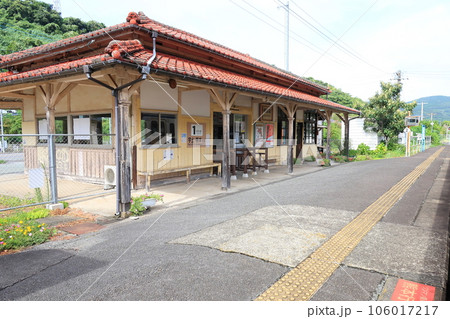 曇り空のJR九州あまくさみすみ線の風景(2022年) 106017217